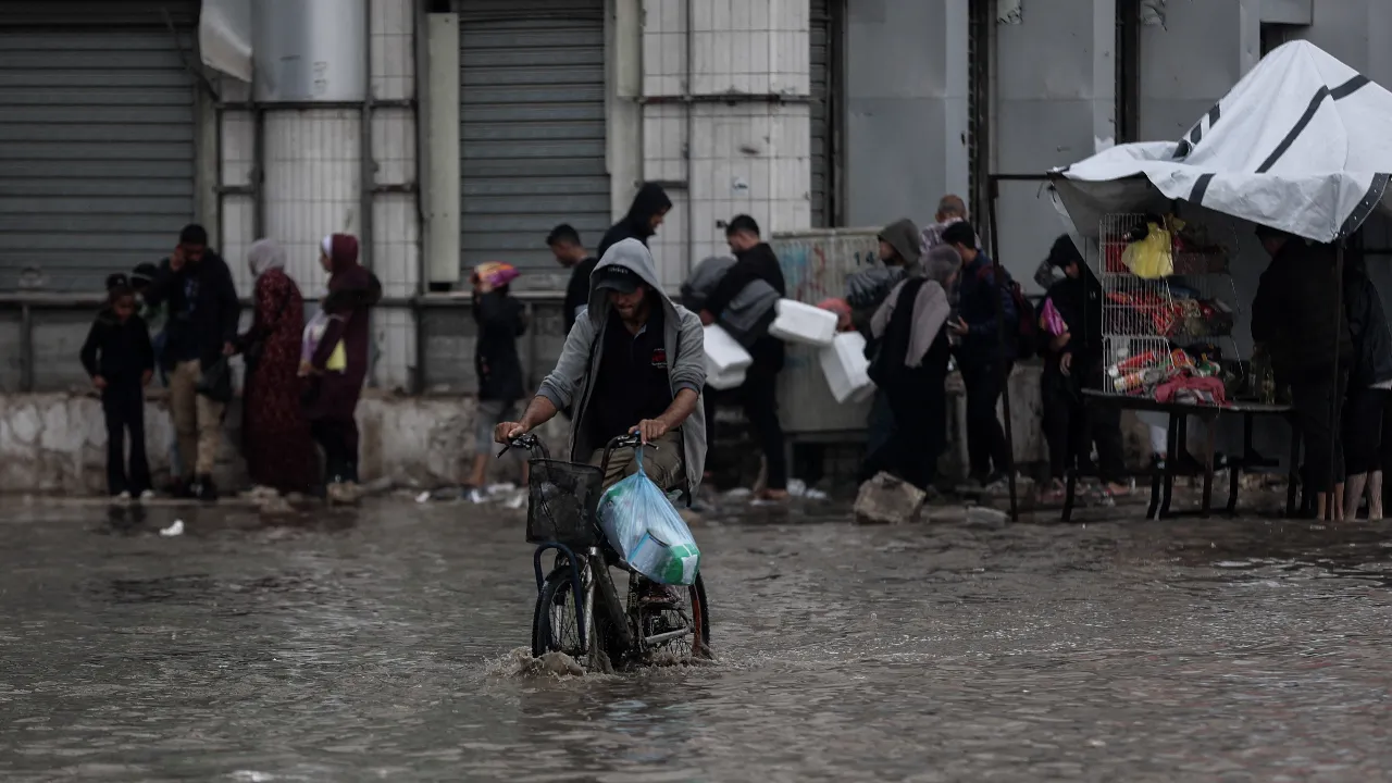 Gazze Şeridi'nde sel: Binlerce Filistinli kışın çadırsız kaldı!