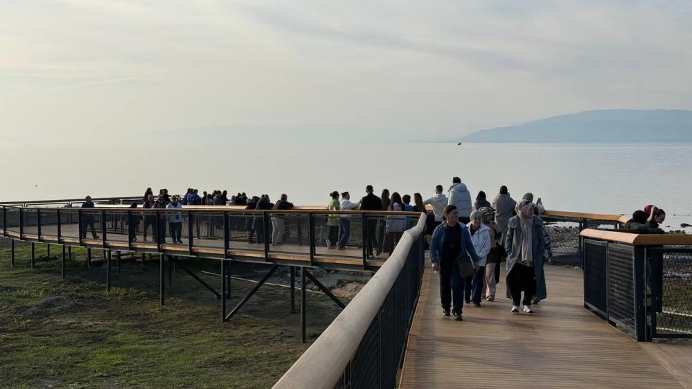 Özel olarak kurulan platformun çevresi