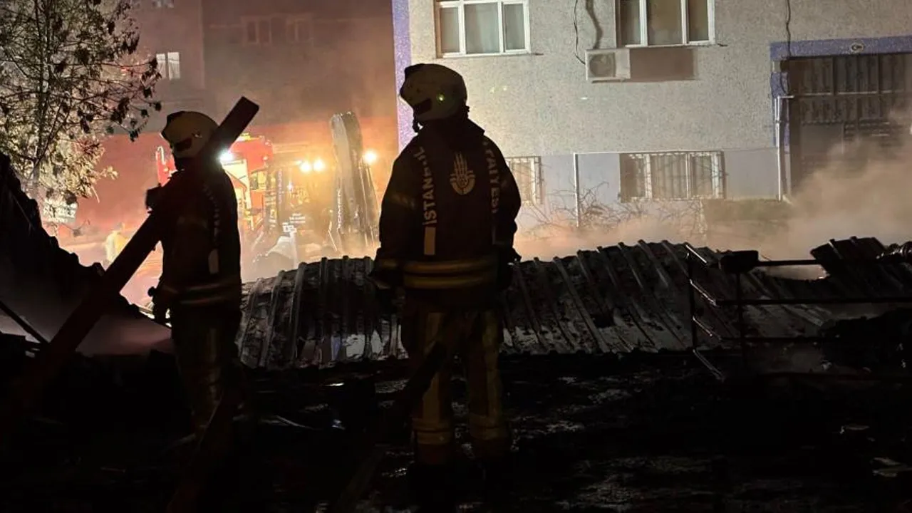 İstanbul'da sıcak saatler! Geri dönüşüm tesisi küle döndü