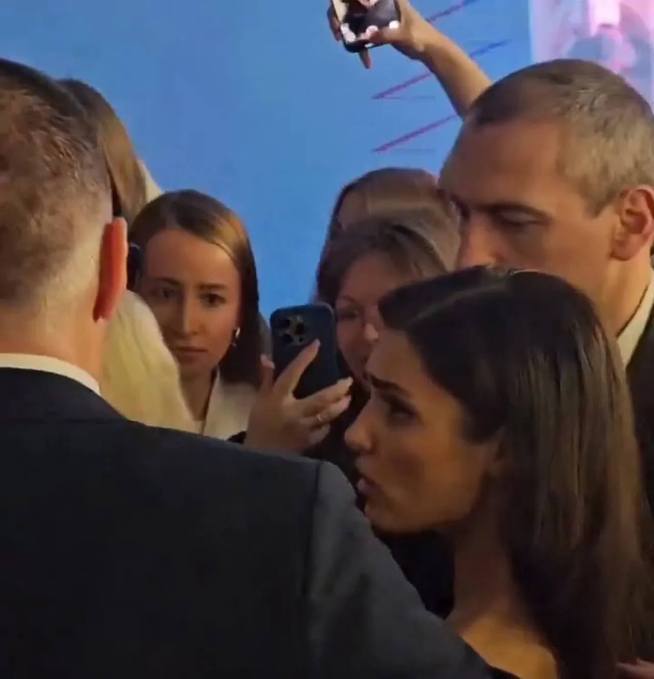 Küçük hayranına kaba davranan korumasını gören Hande Erçel çileden çıktı