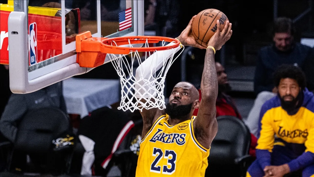 Los Angeles Lakers oyuncusu Lebron James, 25 sayılık skor katkısında bulundu