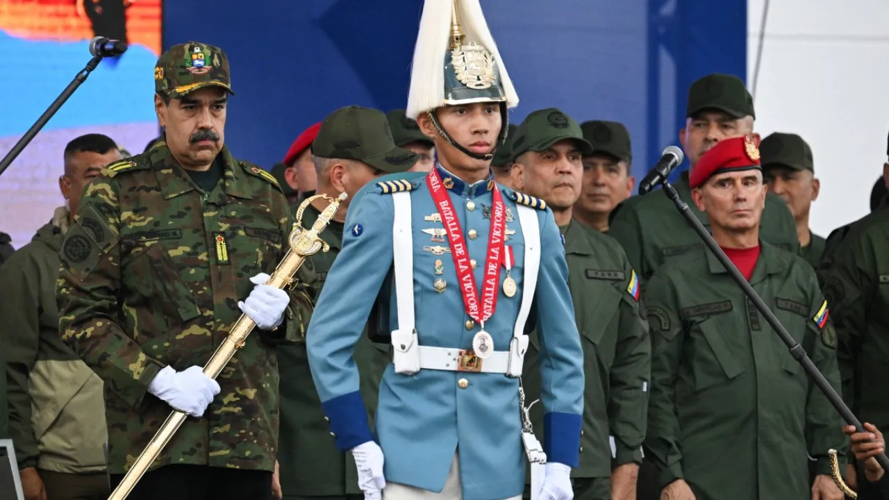 Maduro Trumpa askerı üniforma ve kılıçla meydan okudu