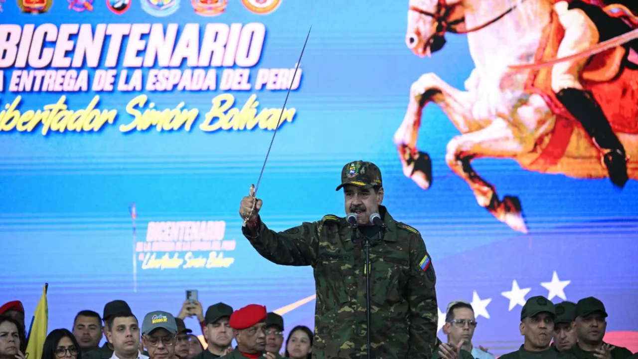 Maduro Trumpa askerı üniforma ve kılıçla meydan okudu