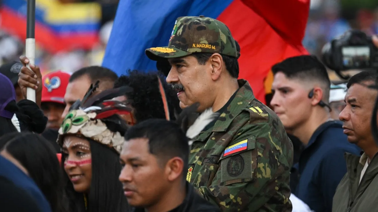 Maduro Trumpa askerı üniforma ve kılıçla meydan okudu