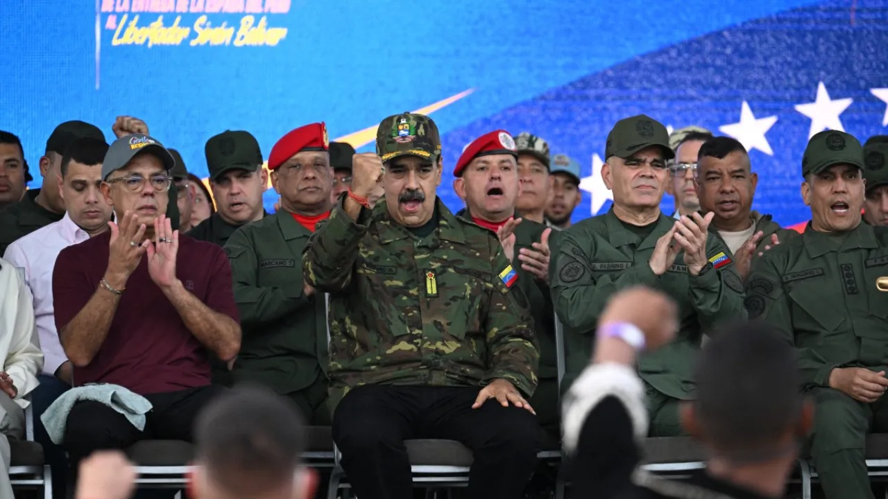 Maduro Trumpa askerı üniforma ve kılıçla meydan okudu