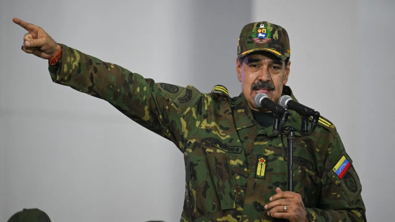 Maduro Trumpa askerı üniforma ve kılıçla meydan okudu