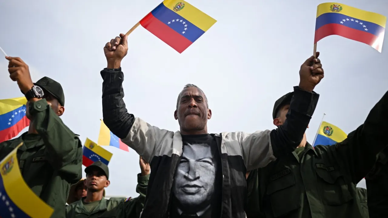 Maduro Trump'a askerı üniforma ve kılıçla meydan okudu