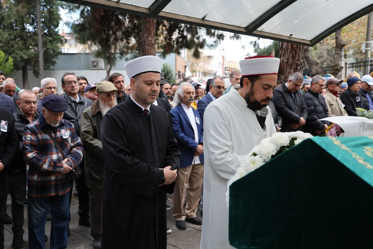 Prof. Dr. Canan Karatay’dan eşi Dr. Ali Başak Karatay’a veda! Çelenkteki not gözleri doldurdu