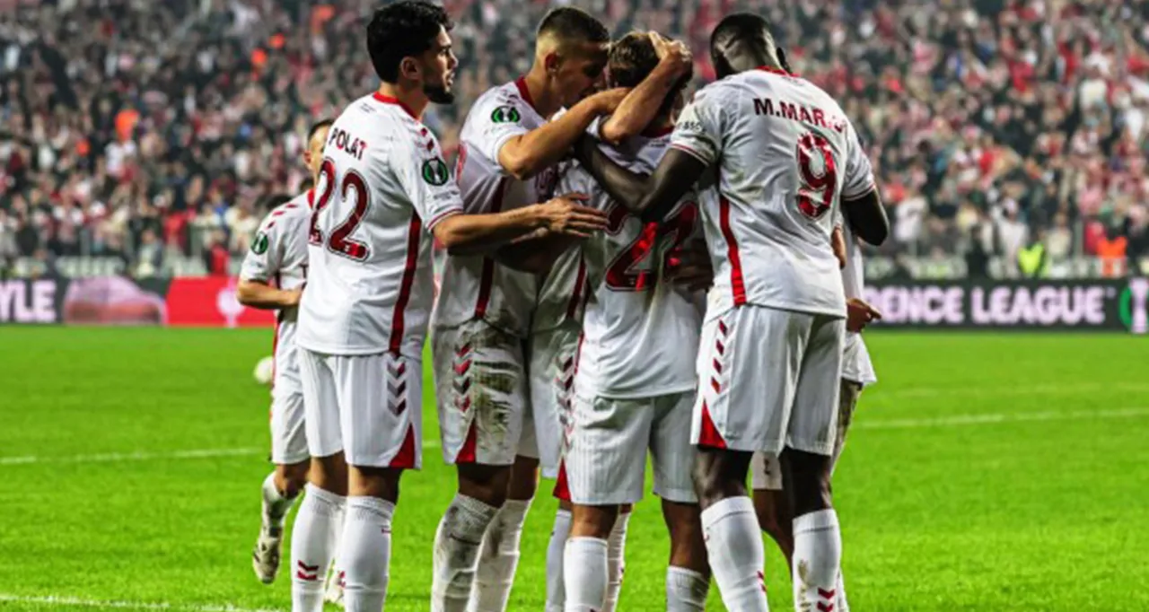 Samsunspor oyuncuları, UEFA Konferans Ligi'nde Hamrun Spartans maçında attığı gole sevinirken
