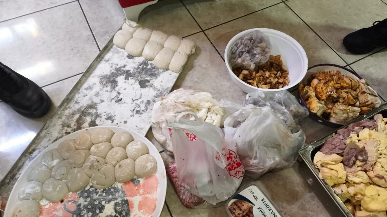 Skandal görüntüler! Pidecideki gizli bölmeye giren ekipler hemen dükkanı mühürledi