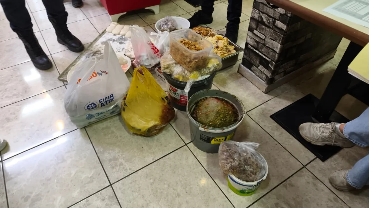 Skandal görüntüler! Pidecideki gizli bölmeye giren ekipler hemen dükkanı mühürledi