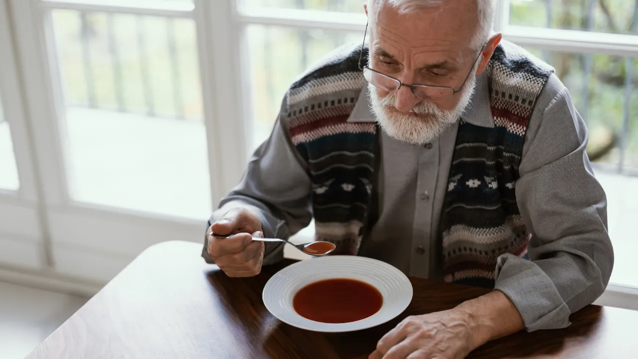 Uzmanı 65 yaş üstü bireyleri uyardı: Yalnız yemek yemek sandığınızdan daha tehlikeli