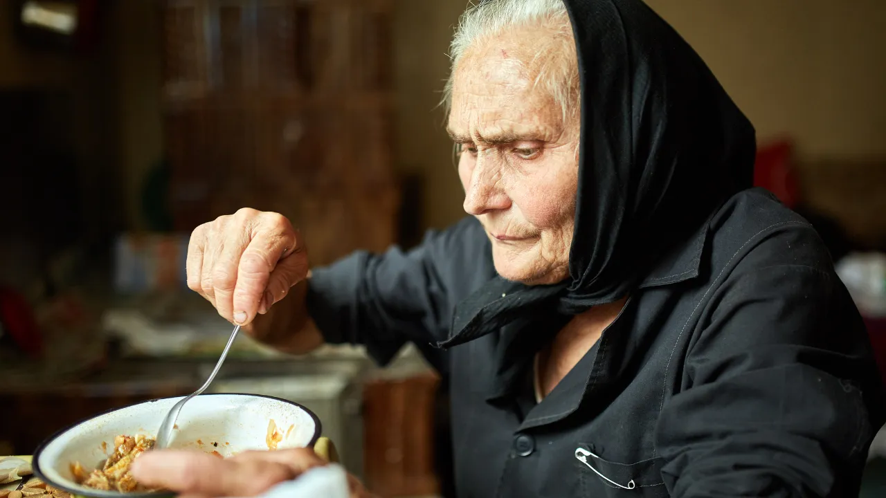 Uzmanı 65 yaş üstü bireyleri uyardı: Yalnız yemek yemek sandığınızdan daha tehlikeli