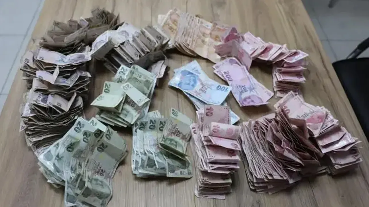 Vatandaş şikayet etti! Camide dilenen kadının üstündeki paralar say say bitmedi 