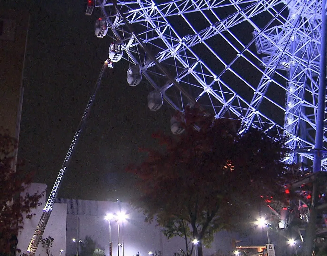 Osaka’daki dev dönme dolapta yıldırım sonrası elektrikler gitti, 20 kişi karanlıkta ve gökyüzünde saatlerce mahsur kaldı. Operasyon sabaha karşı tamamlandı.
