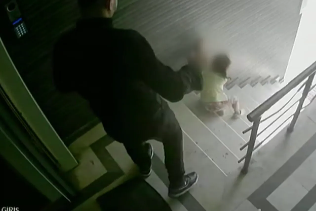 3 yaşındaki kızını tekmeyle merdivenden itmişti! Babaya 1 yıl 6 ay hapis