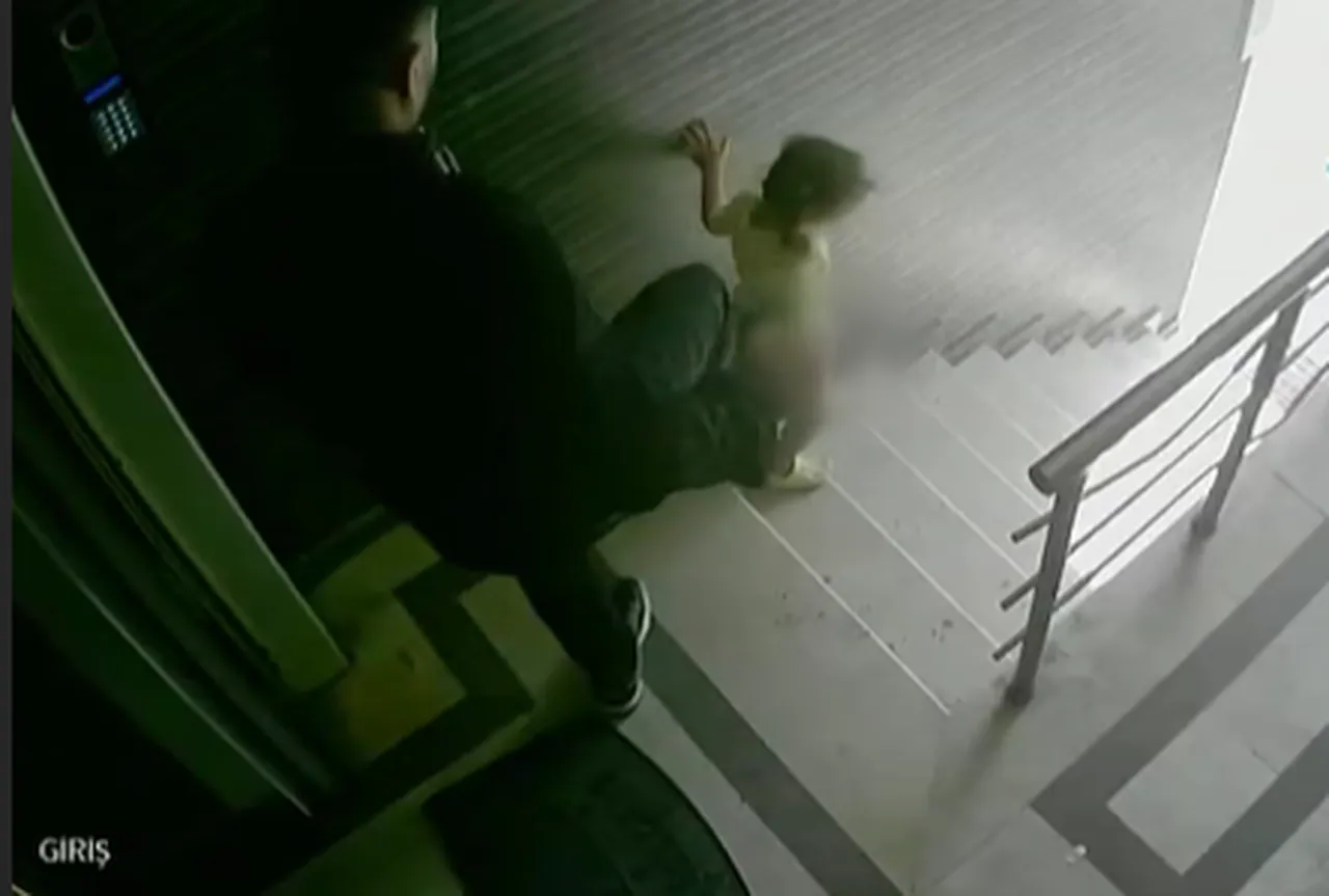 3 yaşındaki kızını tekmeyle merdivenden itmişti! Babaya 1 yıl 6 ay hapis