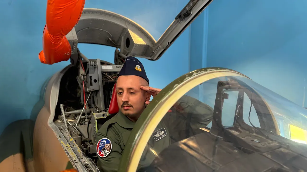 31 yıllık hayaline kavuştu! Savaş uçağı kokpitinde duygusal anlar yaşandı