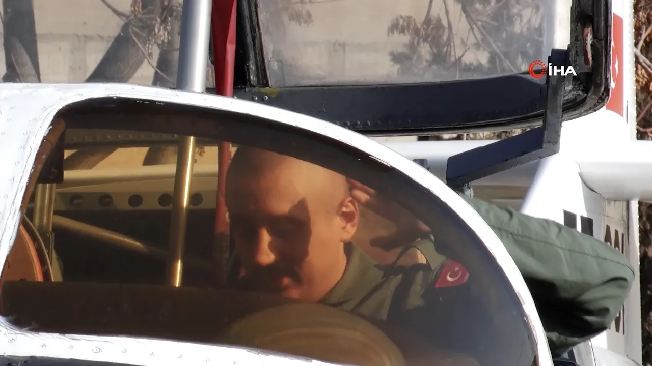 31 yıllık hayaline kavuştu! Savaş uçağı kokpitinde duygusal anlar yaşandı