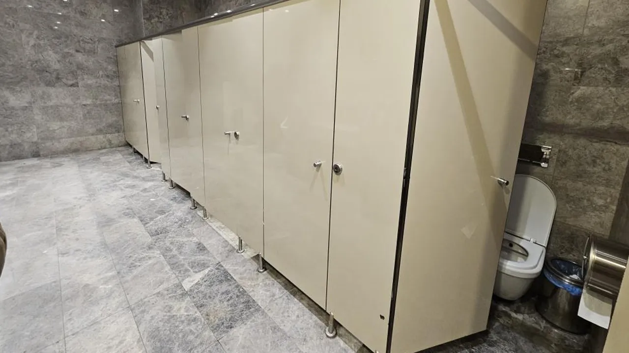 AVM'de skandal olay! Kadınlar tuvaletinde görüntü almaya çalıştılar