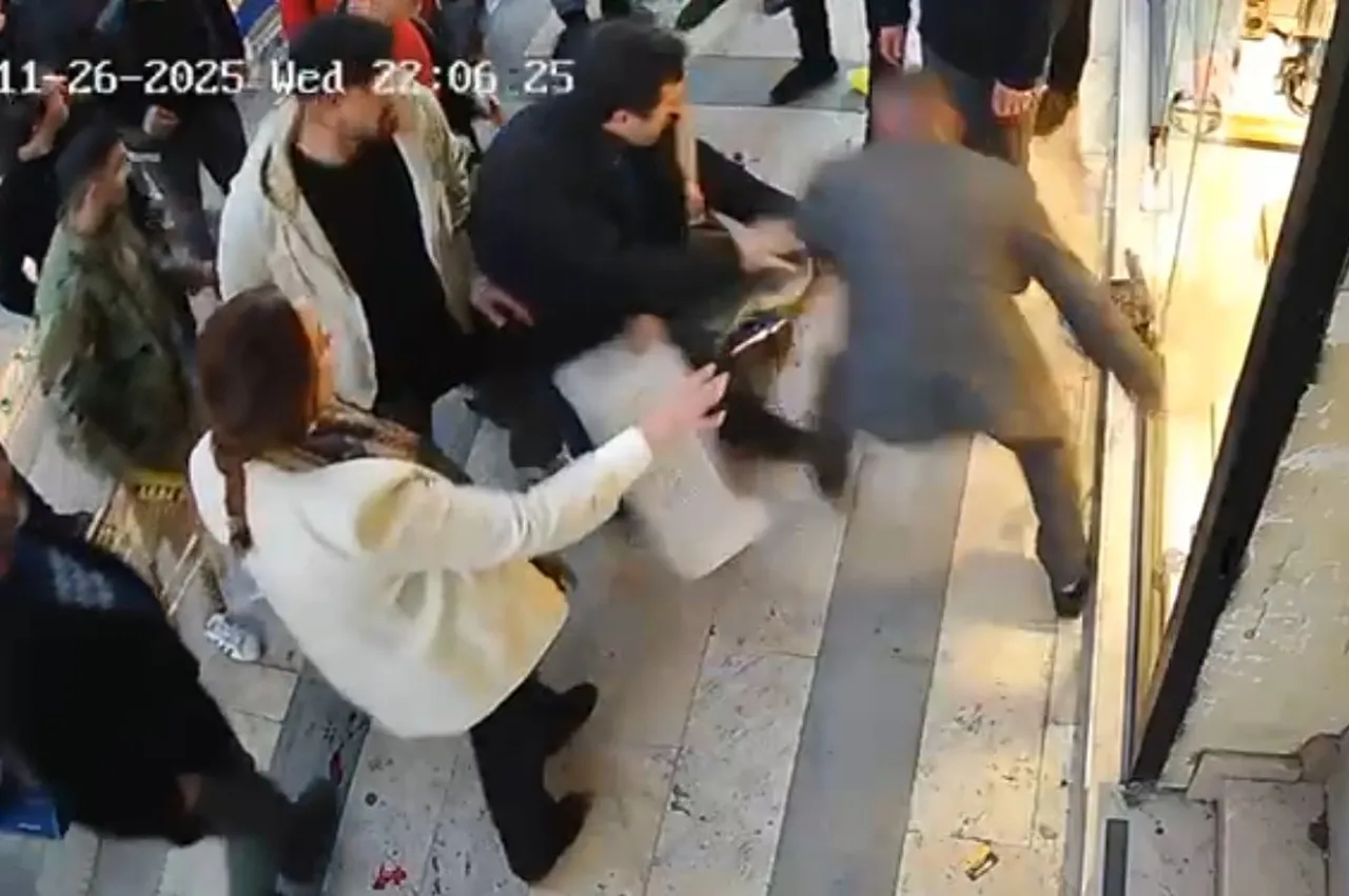 Boşanma aşamasındaki eşini defalarca bıçakladı! Esnaftan meyve kasalı müdahale geldi