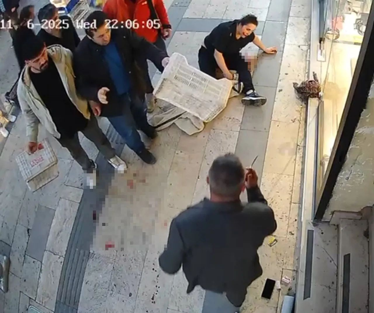 Boşanma aşamasındaki eşini defalarca bıçakladı! Esnaftan meyve kasalı müdahale geldi