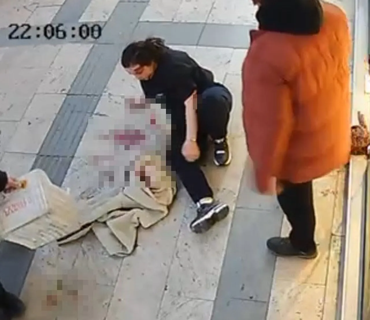 Boşanma aşamasındaki eşini defalarca bıçakladı! Esnaftan meyve kasalı müdahale geldi