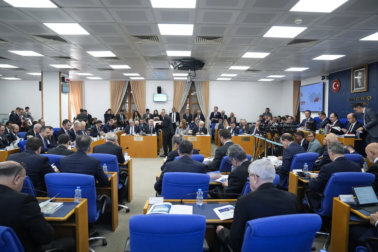 Bütçe görüşmelerinde dikkat çeken an! CHPli vekil, Bakan Kuruma teşekkür etti