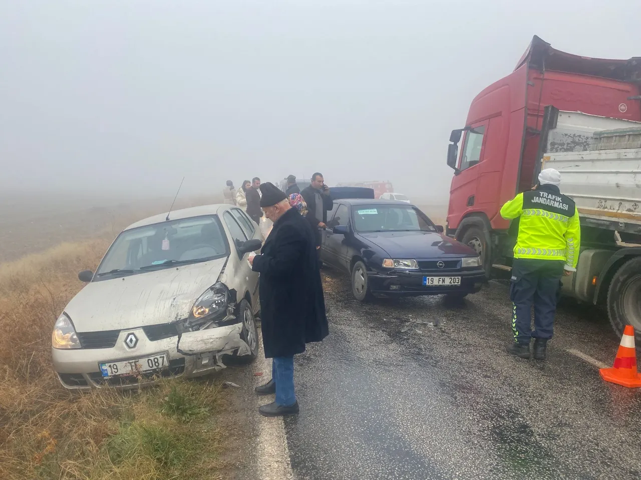 İki araç çarpıştı, bir araç tarlaya devrildi