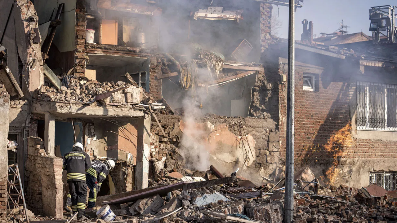 Erzurum'da iki katlı evde patlama: Ortalık savaş alanına döndü!
