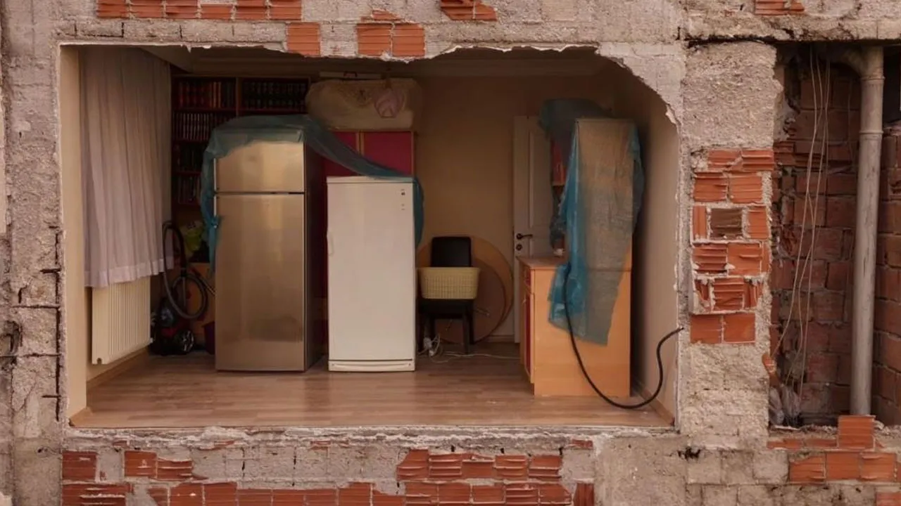 İstanbul'da yıkım sonrası yan binadakiler şoku yaşadı! Meğerse duvarları yokmuş