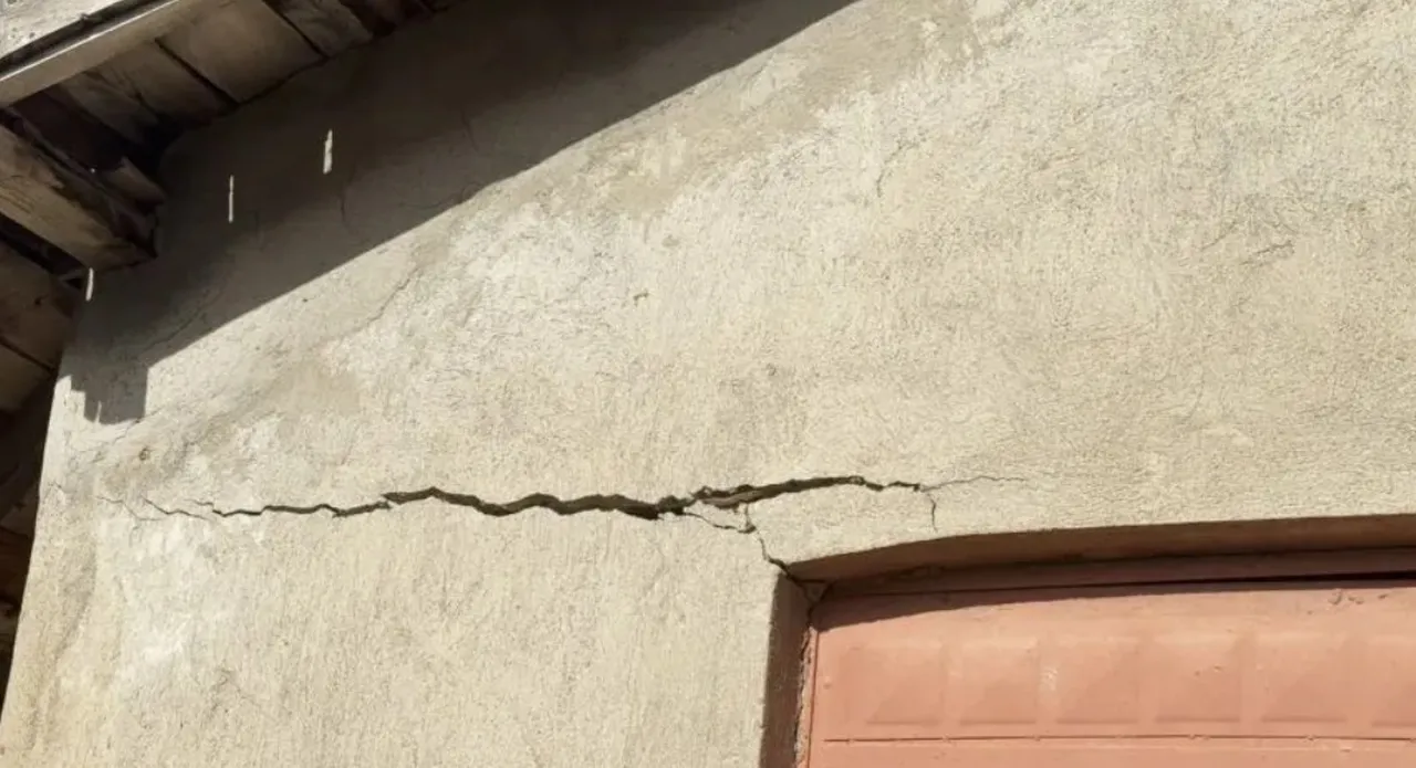 Evlerin duvarlarında çatlaklar oluştu