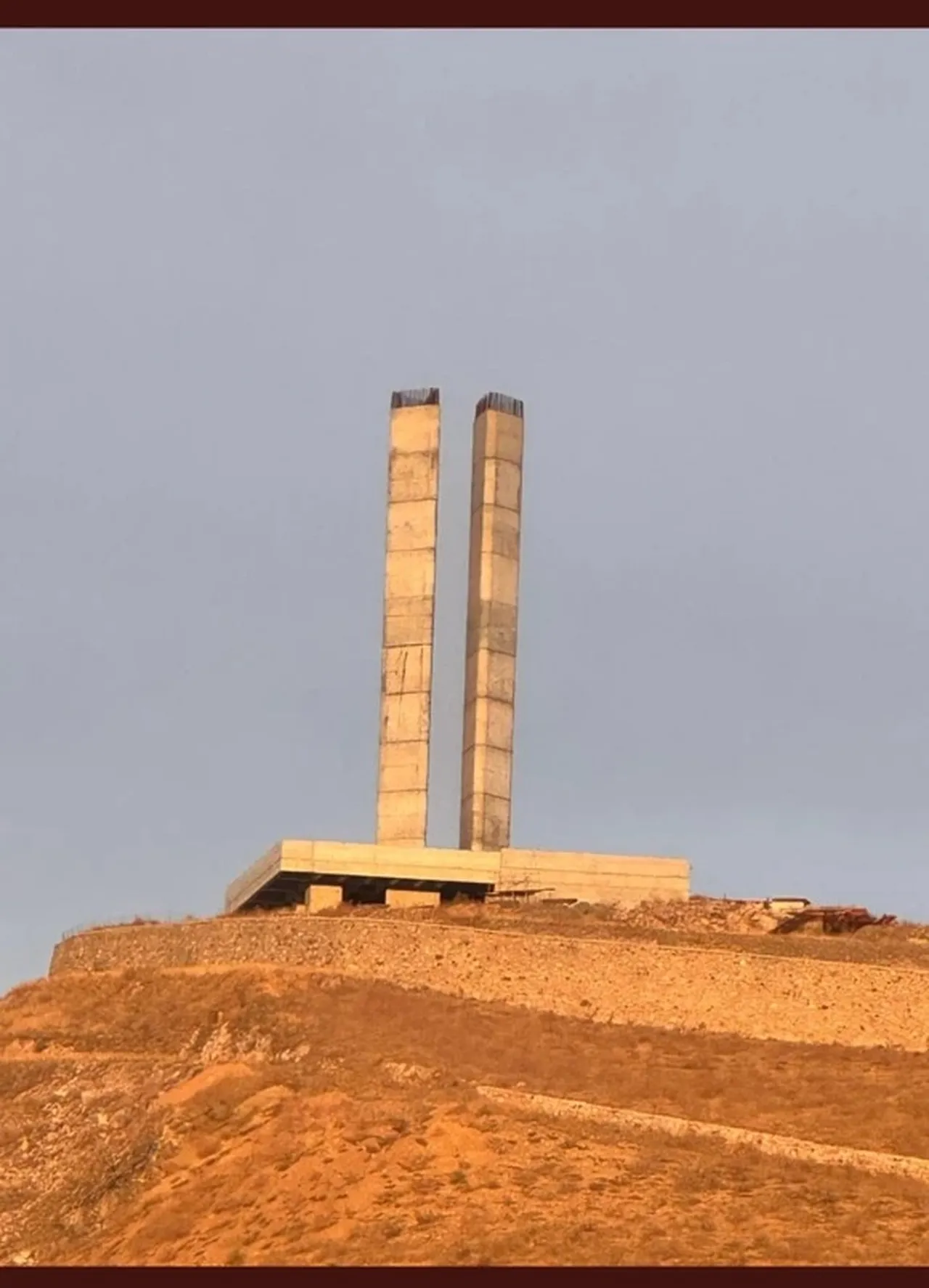 ABB’nin bir türlü bitiremediği ve hâlâ eksik olarak adrese teslim yaptırdığı, her biri 65 metrelik iki kuleden oluşan Hıdırlıktepe Anıtı’na şu ana kadar 2 milyar lirayı aşan miktarda para ödendiği belirlendi.