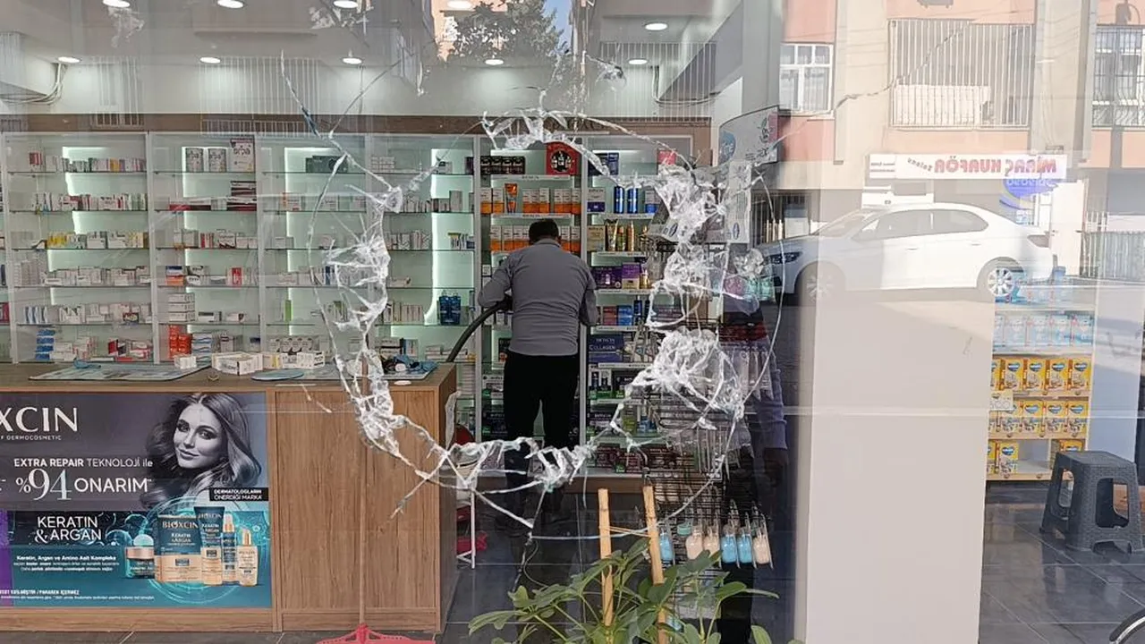 Şanlıurfa'da silahlı saldırı! Eczaneye kurşun yağdırdılar