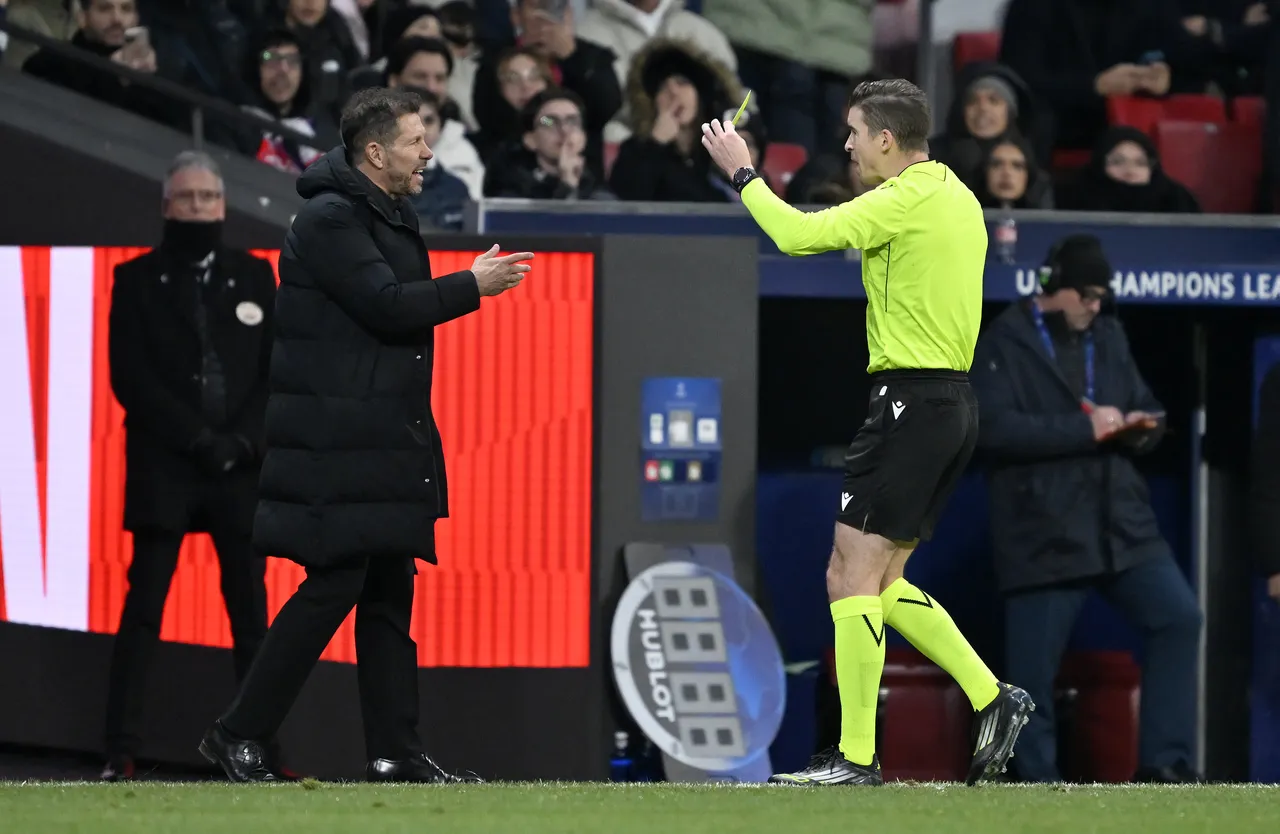 Hakemi François Letexier, bir pozisyonun ardından Diego Simeone'ye sarı kart gösterdi