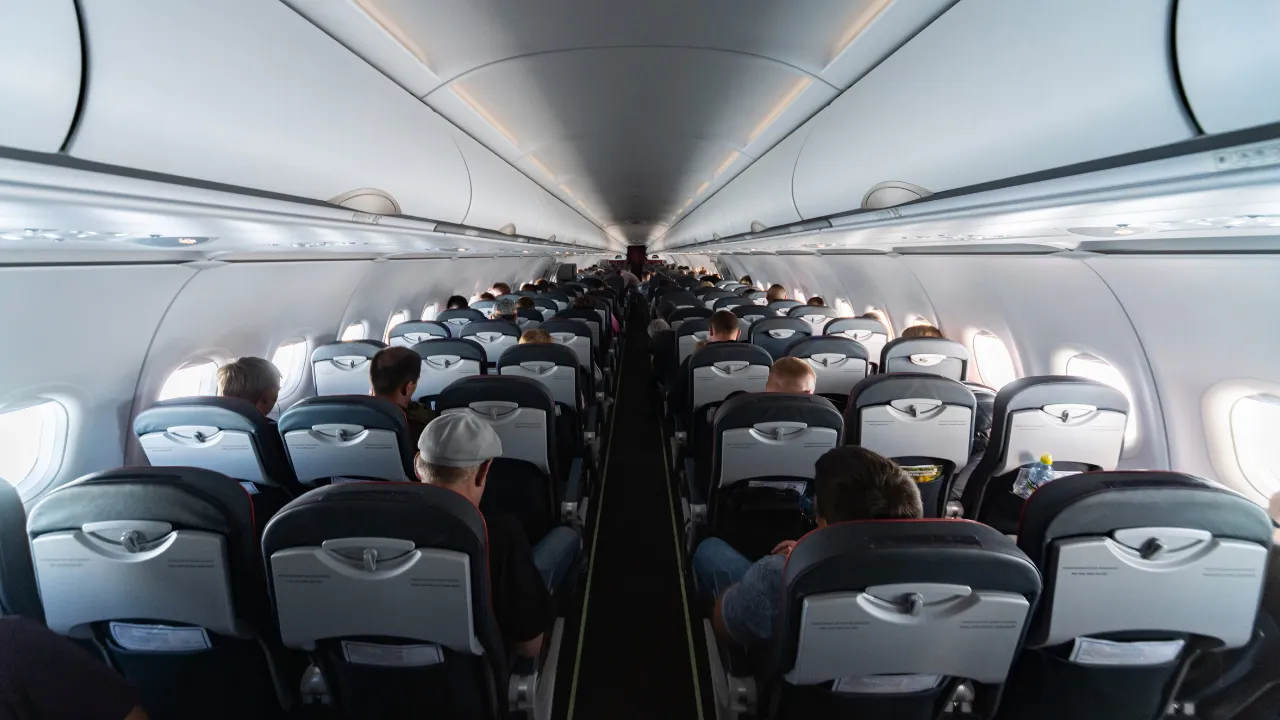 Yolcunun bilgisayarı koltuğa sıkıştı! Uçak apar topar iniş yaptı