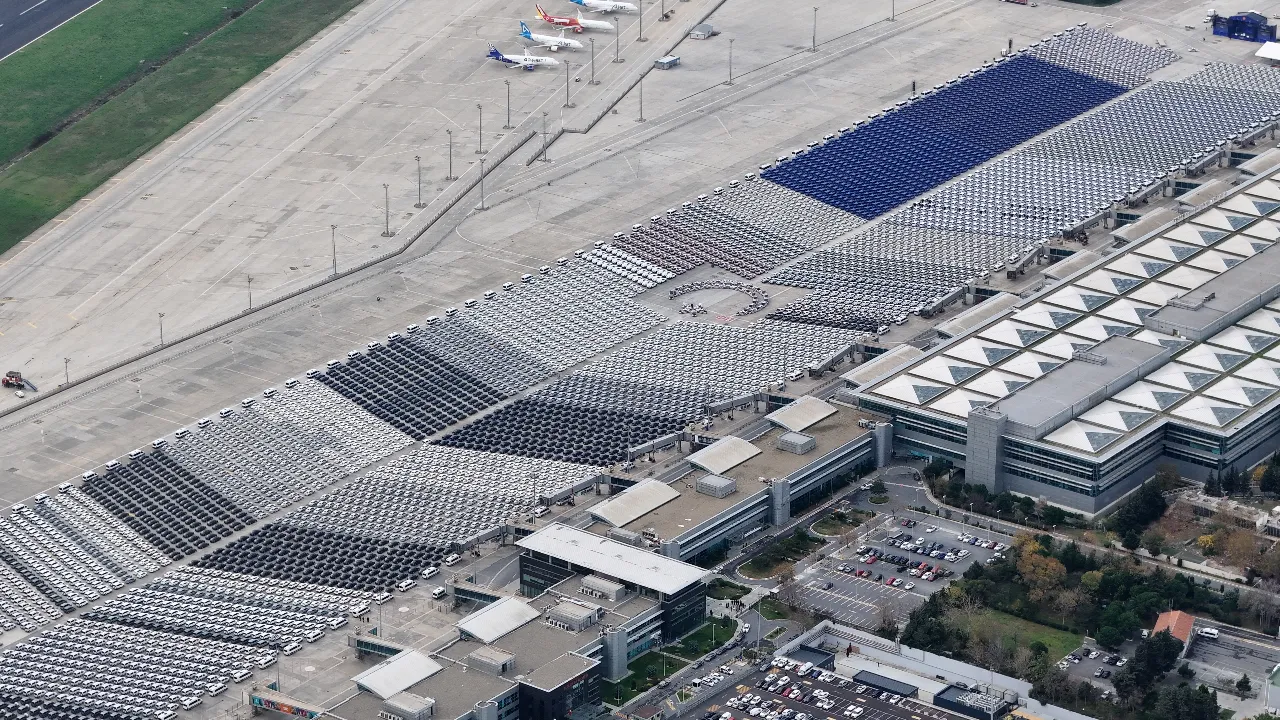 Yüzlercesi aynı karede! Atatürk Havalimanı'nda teslim hazır bekliyorlar