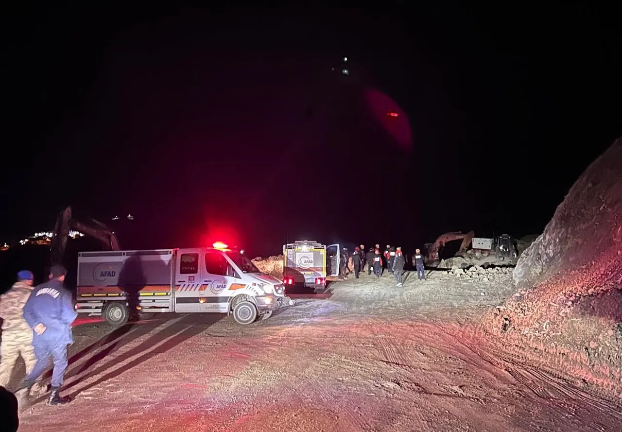 Maden ocağında meydana gelen göçük altında kaldı