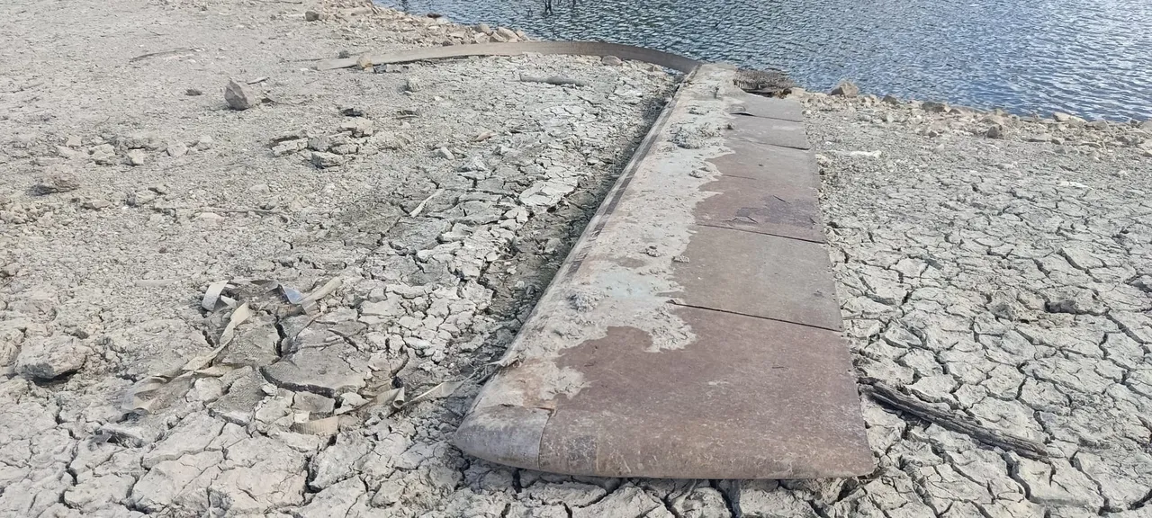 16 yıl sonra yürek yakan izler! 2 kişinin öldüğü helikopterin parçaları sular çekilince ortaya çıktı