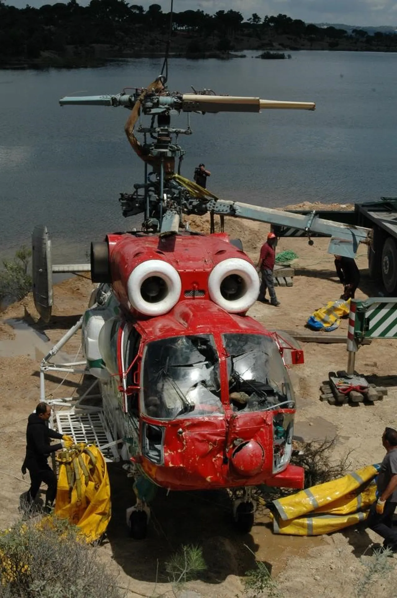 16 yıl sonra yürek yakan izler! 2 kişinin öldüğü helikopterin parçaları sular çekilince ortaya çıktı