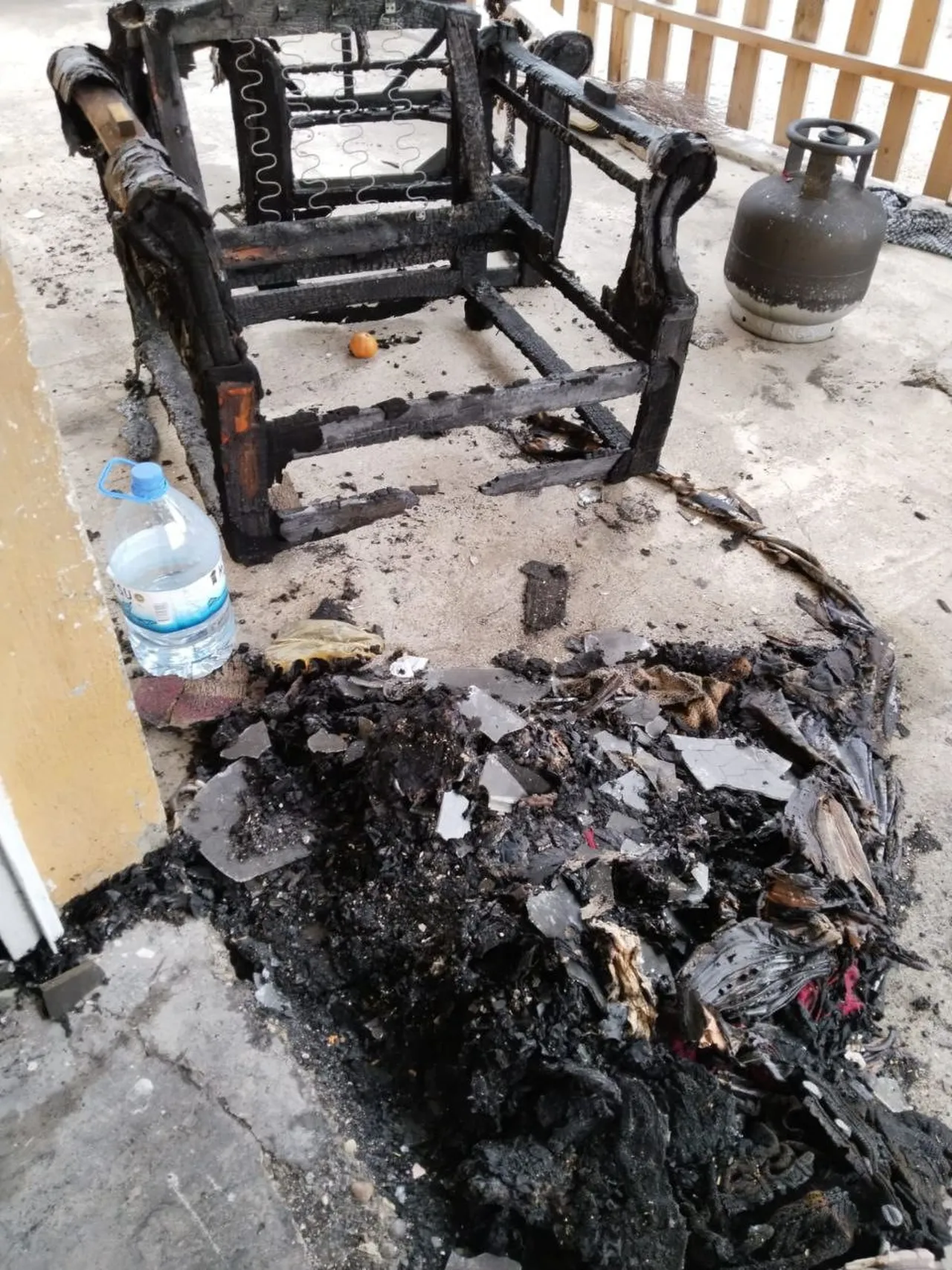 Evde çıkan yangında her şey kullanılamaz hale geldi