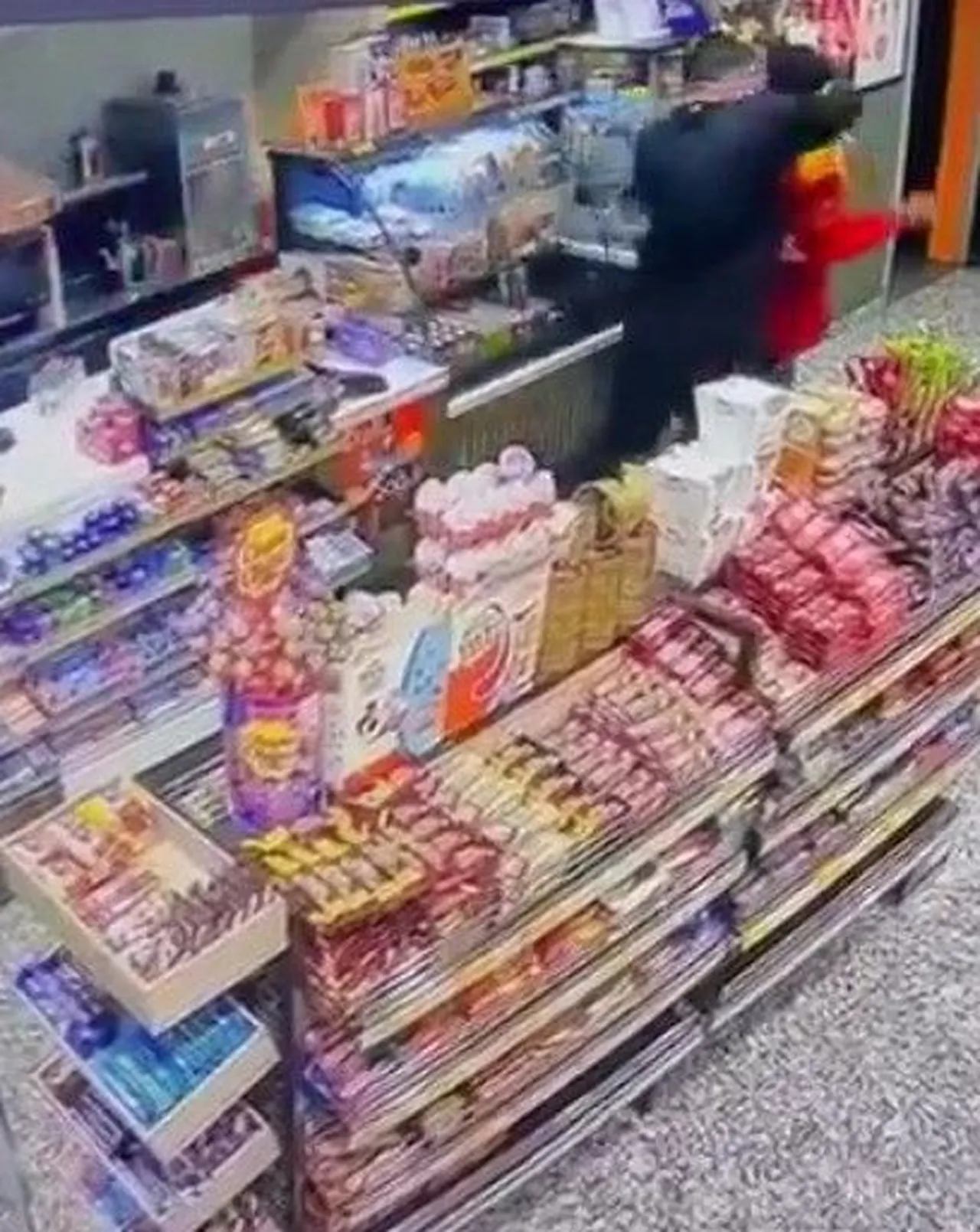 Alkollü olduğu iddia edilen sürücü, çalışanı darp etti