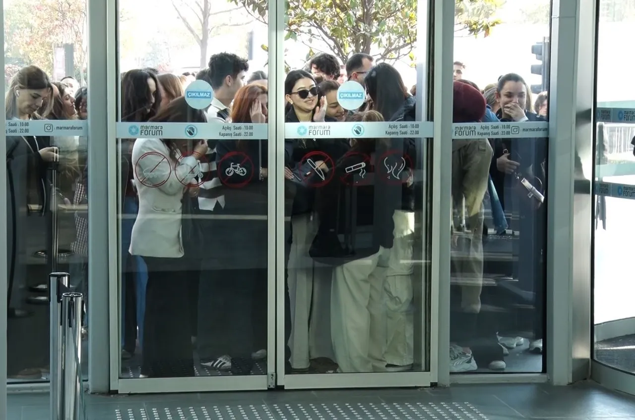 Bakırköyde indirim çılgınlığı! Ünlü oyuncu da kampanyadan yararlandı: Fiyatlar yarı yarıya