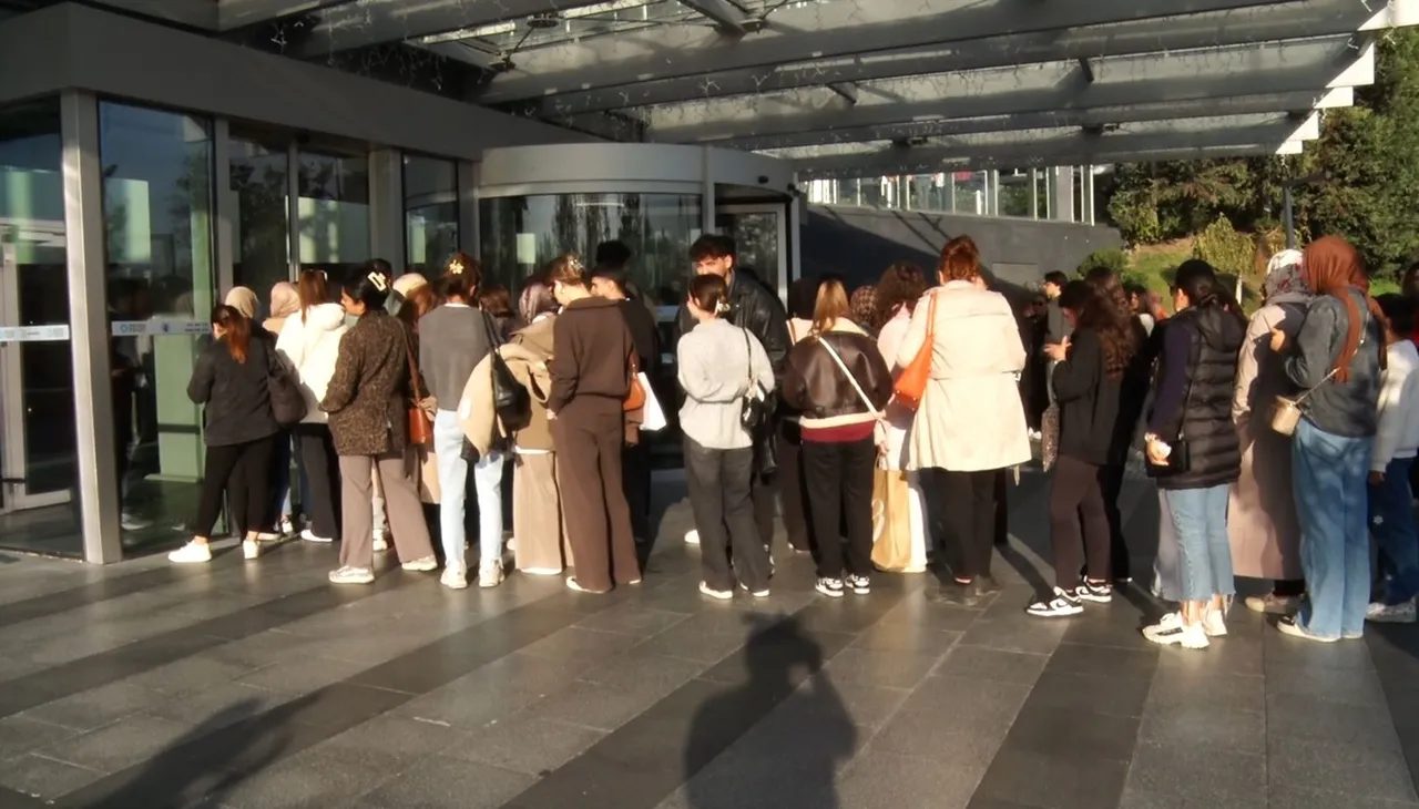 Bakırköyde indirim çılgınlığı! Ünlü oyuncu da kampanyadan yararlandı: Fiyatlar yarı yarıya