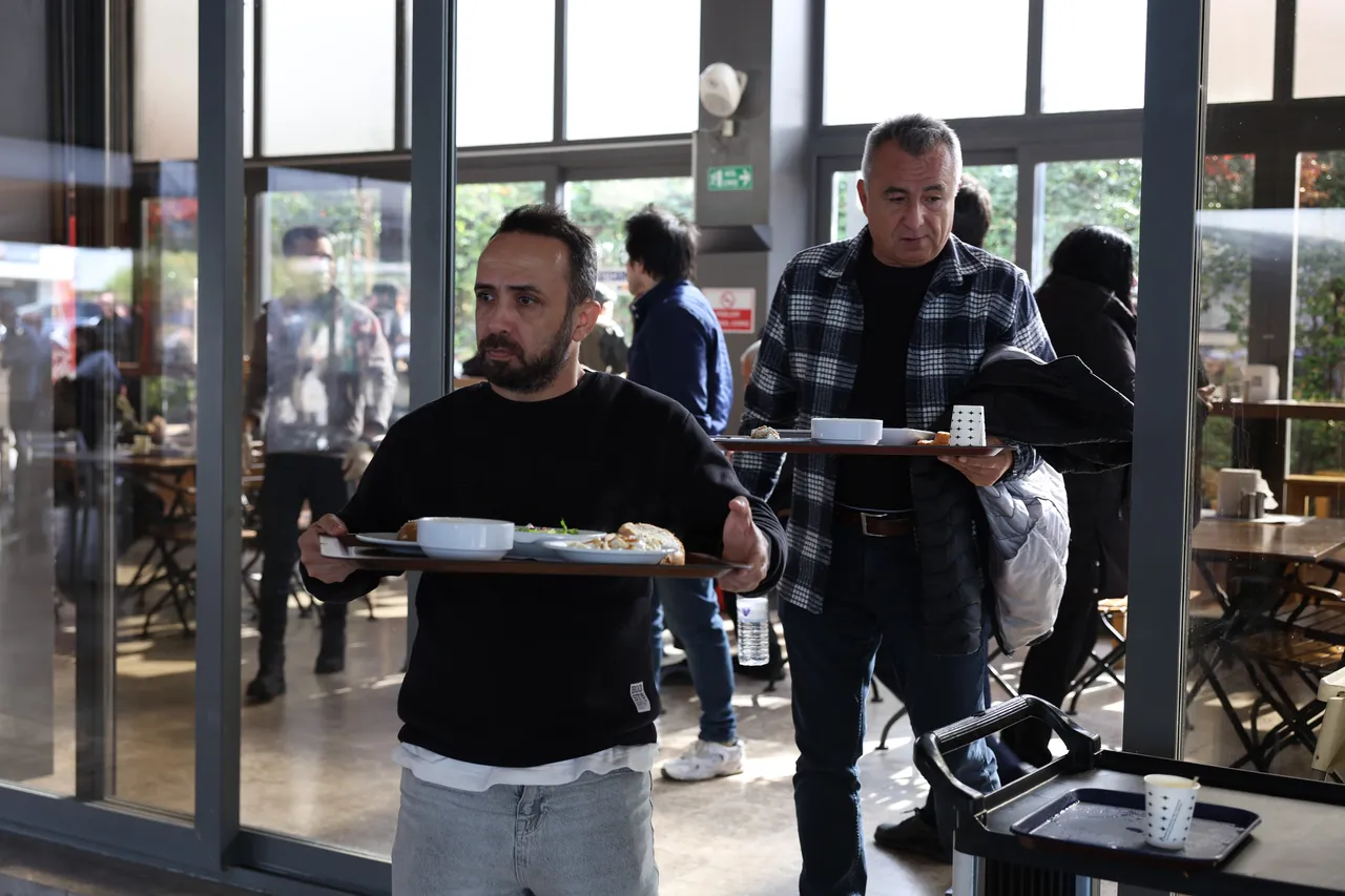 Belediyeden Havuz Kafe! 4 çeşit yemek 75 TL