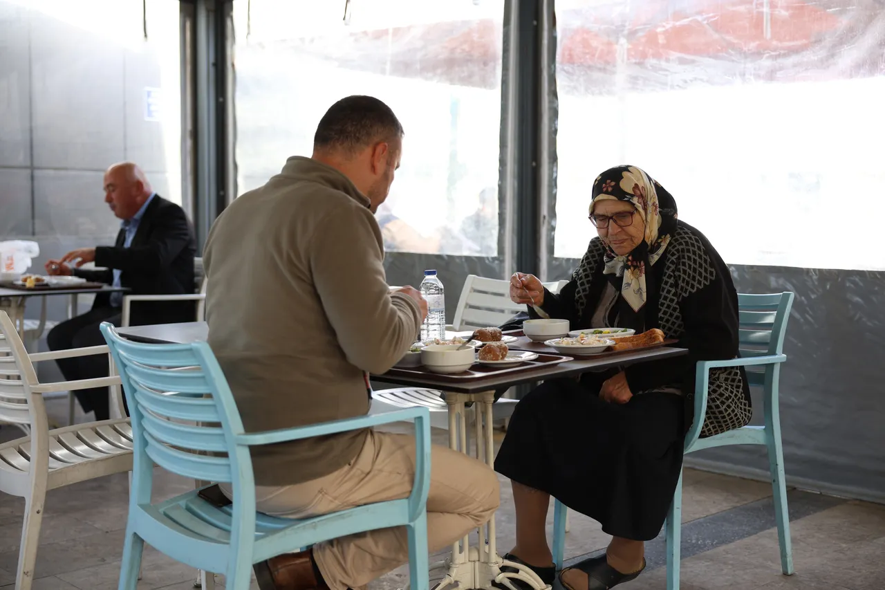 Belediyeden Havuz Kafe! 4 çeşit yemek 75 TL