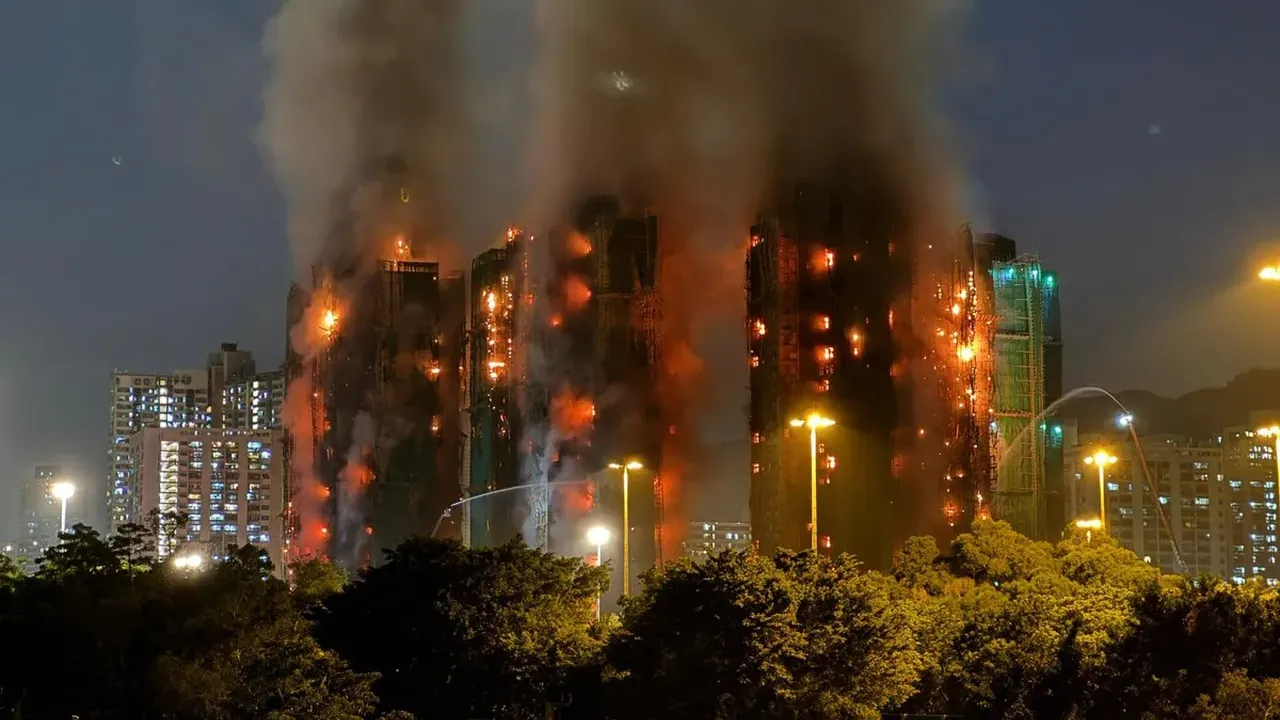 Çini sarsan felaket! Hong Kong yangınının görüntüleri facianın boyutunu gözler önüne serdi