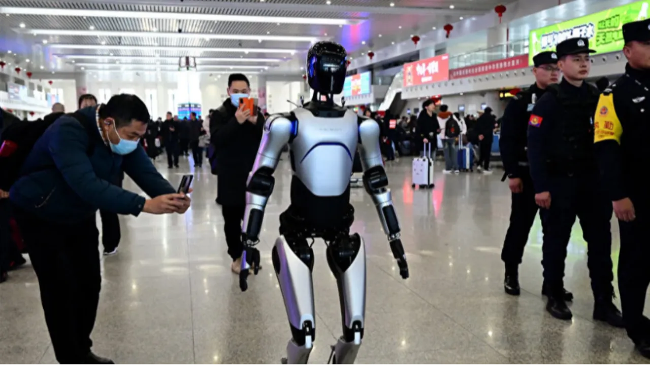 Çin'in insansı robotu 3 gün boyunca 106 km yürüdü! Guinness'e adını yazdırdı