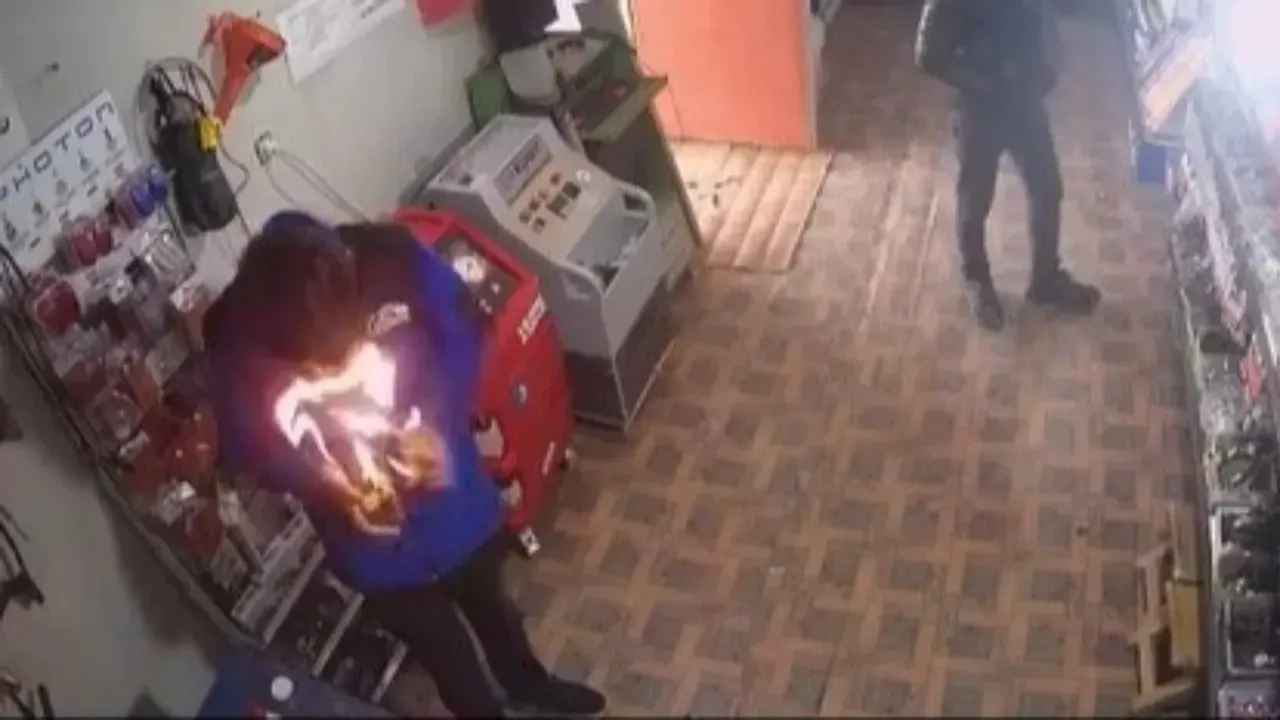 Elindeki sprey aniden alev aldı