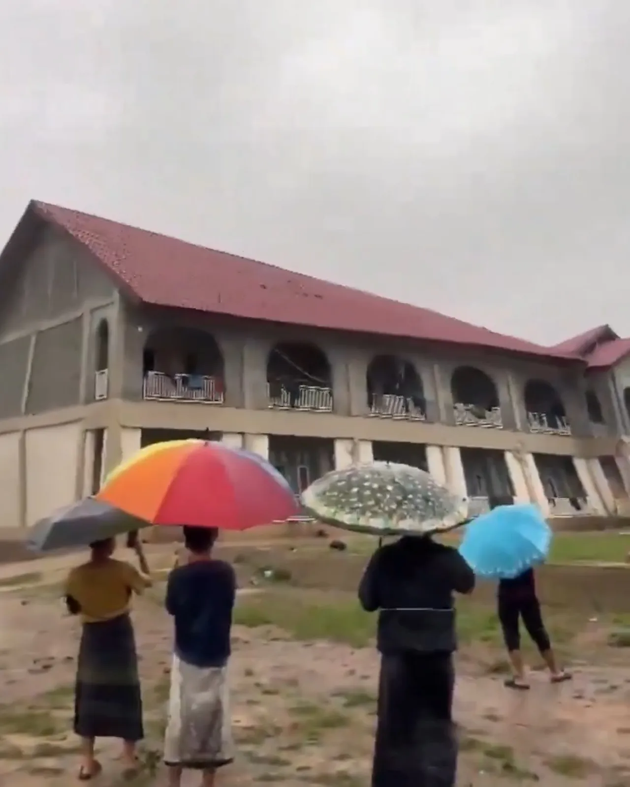 Endonezyayı heyelan vurdu! Okul yurdu nehre sürüklendi, korkunç anlar kamerada